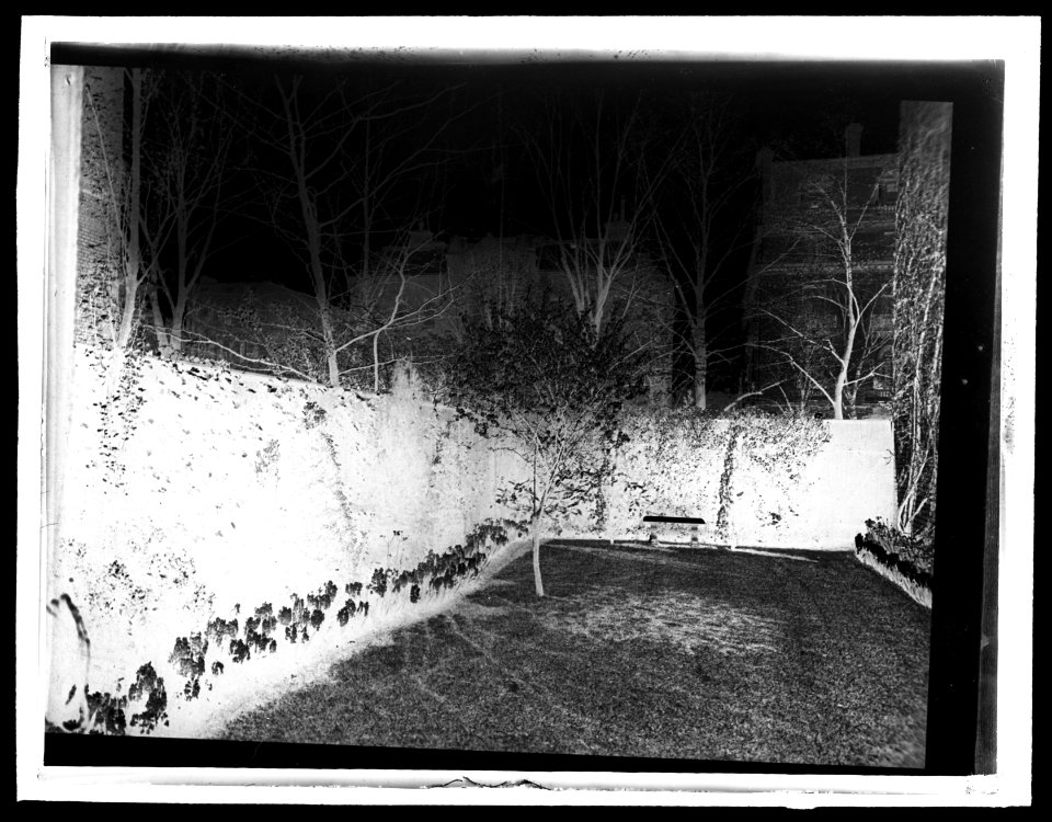 General William Crozier house, 1735 Massachusetts Ave., NW, Washington, D.C. Hyacinth border and lawn LCCN2008675998