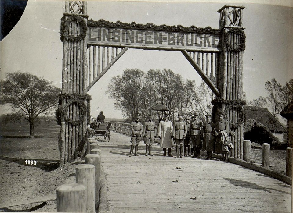 General von Linsingen posiert bei der nach ihm benannten Brücke (BildID 15685249)