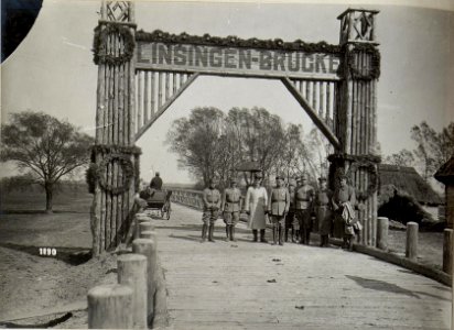 General von Linsingen posiert bei der nach ihm benannten Brücke (BildID 15685249)