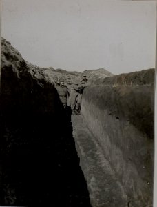 Generalmajor von Severus, Hauptmannn Rohn v.Rohnau, Oberleutnant Fürst von Fürstenberg im Laufgraben, im Abschnitt der 18. Kompanie des 84. Infanterieregimentes beobachten die russischen Stellungen (BildID 15442398)