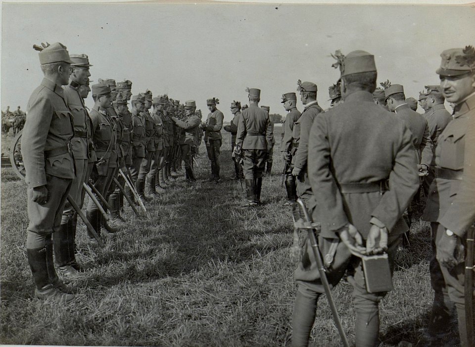 Generalmajor Adolf von Boog dekoriert Angehörige der vierten Batterie des Feldhaubitzregimentes 25 (BildID 15445886)