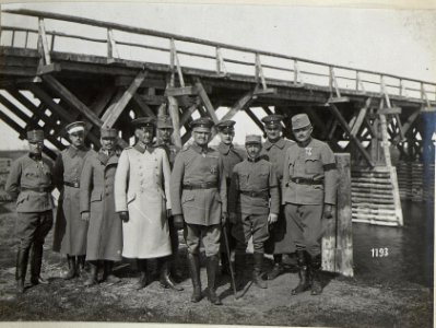 General von Linsingen posiert bei der nach ihm benannten Brücke (BildID 15685270)