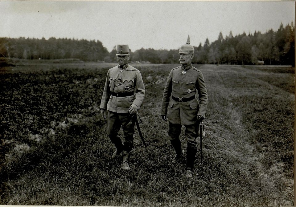 Generaloberst Kövess-Kövesshaza und General Georg Fuchs, 15.9.1916 (BildID 15550559)