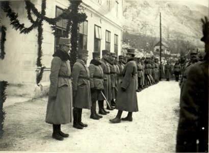 Generaloberst Erzherzog Eugen im Gespräch mit Offizieren in Soca (BildID 15470139)