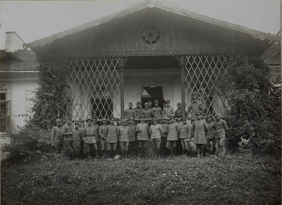 Generalstab der 12.ITD.und der 1.deutschen Res.Div.in CZEREMCHOW. (BildID 15451018)