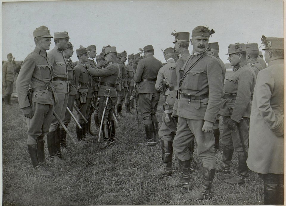 Generalmajor Adolf von Boog dekoriert Angehörige der vierten Batterie des Feldhaubitzregimentes 25 (BildID 15445879)