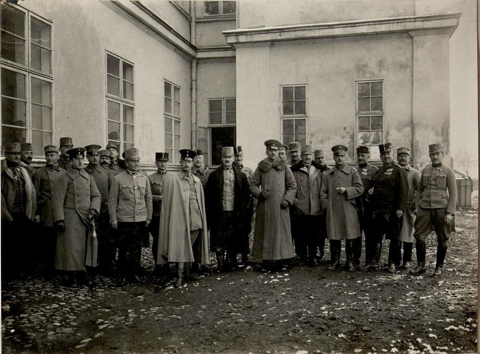 Generalstabsgruppe mit dem auf Besuch weilenden türkischen Prinzen. Aufgenommen in Cacak am 20. November 1915. (BildID 15533312)