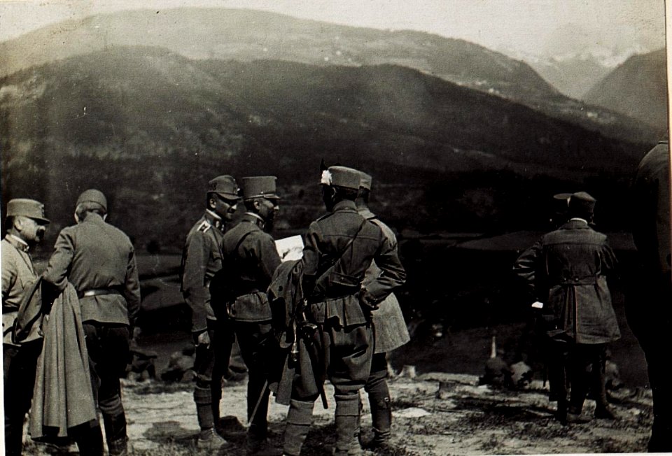Generalmajor Bankowsky im Gespräch mit Offizieren des 20. Korps. (BildID 15583724)