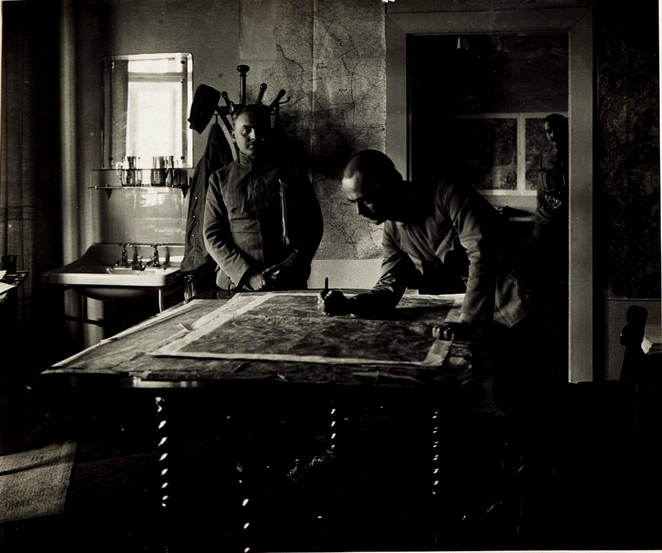 Generalstabskanzlei, Hauptmann von Agotha mit dem Einlaufsoffizier Leutnant Haas. (BildID 15576040)