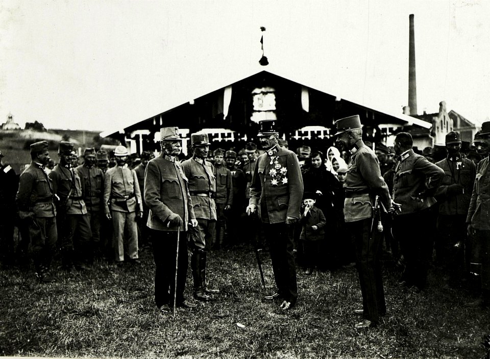 Generaloberst Karl von Tersztyansky von Nadas, Armeekommandant der 3. Armee bei einen Gartenfest in den Salinen in Kalusz, Juli 1917. (BildID 15591180)