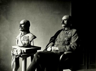 Generaloberst Karl von Tersztyansky von Nadas, Armeekommandant der 3. Armee beim Modellieren, 15.April 1917. (BildID 15590401)