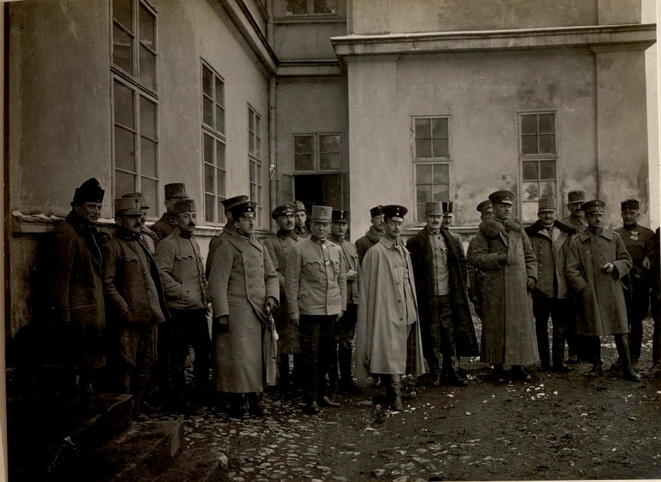 Generalstabsgruppe mit dem auf Besuch Weilenden türkischen Prinzen. Aufgenommen in Cacak am 20. November 1915. (BildID 15533319)