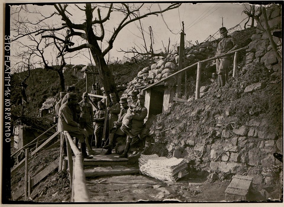 Generalmajor Nöhring, Brigadier samt Stab beim Bataillon-Unterstand; unter Höhe 240 (BildID 15732222)