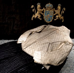 Gustav II Adolfs svepkläder. Bild tagen i utställningsmontern i rum A med antedendiet i bakgrunden - Livrustkammaren - 57745 photo