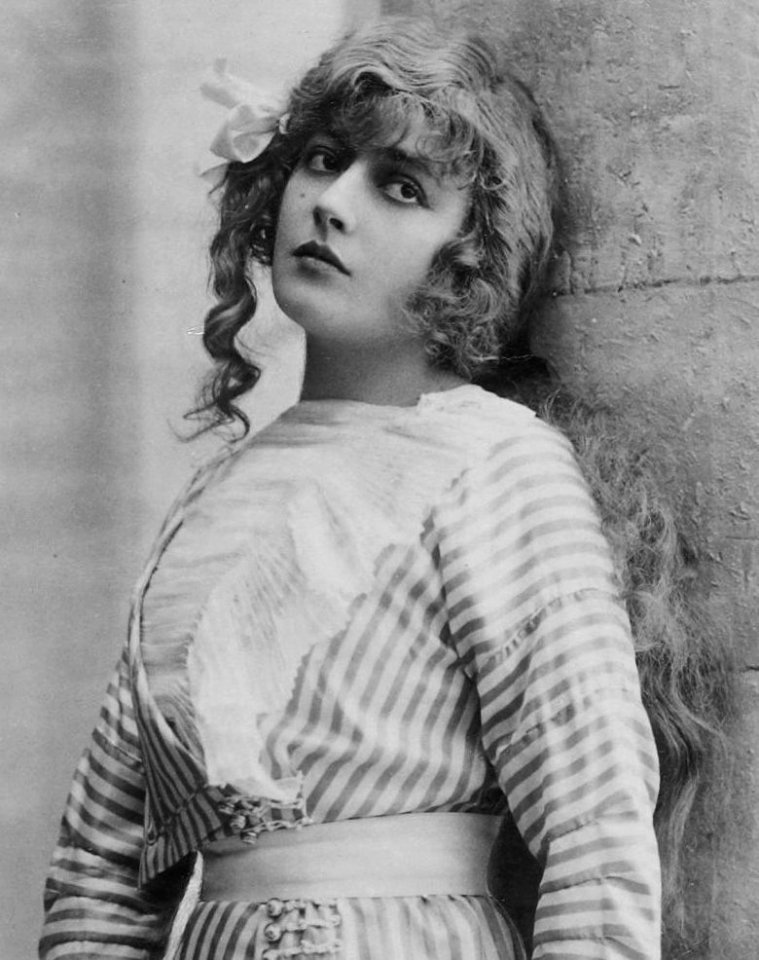 Geneviève Lantelme by Léopold-Émile Reutlinger - 009b