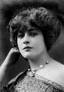 Geneviève Lantelme by Léopold-Émile Reutlinger - 008-b