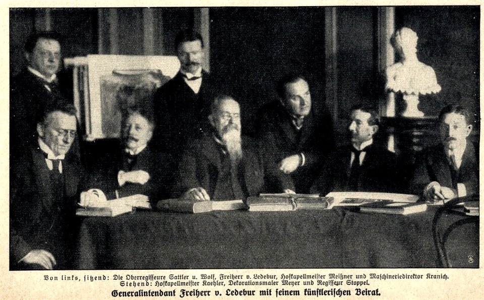 Generalintendant Carl Freiherr von Ledebur mit seinem künstlerischen Beirat, 1911