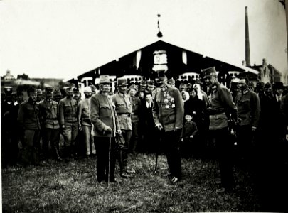 Generaloberst Karl von Tersztyansky von Nadas, Armeekommandant der 3. Armee bei einen Gartenfest in den Salinen in Kalusz, Juli 1917. (BildID 15591187)