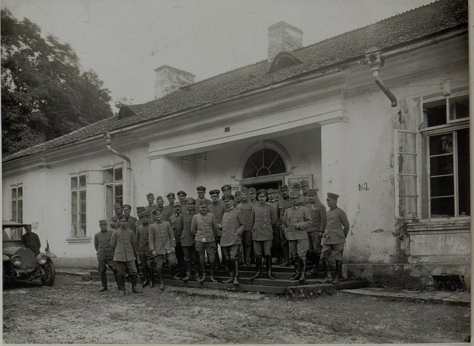 Generalstab der 12.ITD.und der 1.deutschen Res,Div.in CZEREMCHOW. (BildID 15451025)
