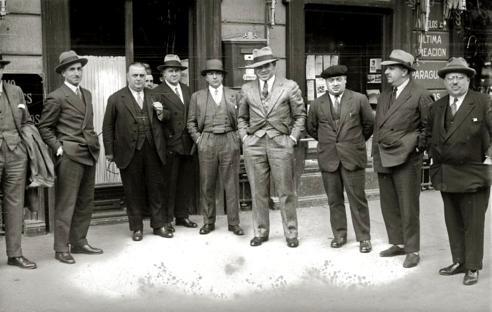 El púgil Paulino Uzcudun junto a un grupo de personas (1 de 3) - Fondo Car-Kutxa Fototeka