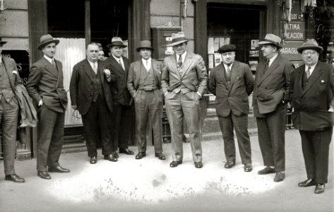 El púgil Paulino Uzcudun junto a un grupo de personas (1 de 3) - Fondo Car-Kutxa Fototeka