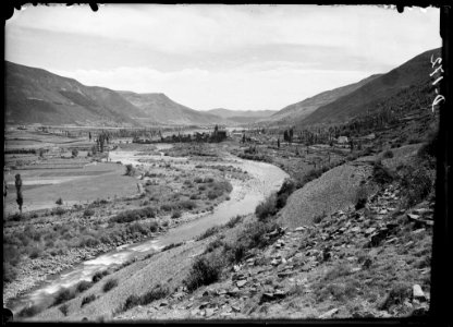 El riu Gállego i el poble de Biescas a la vall de Tena