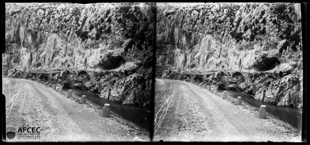 El riu Segre i una carretera en un congost prop de Tost (AFCEC TORRAS B 11474)