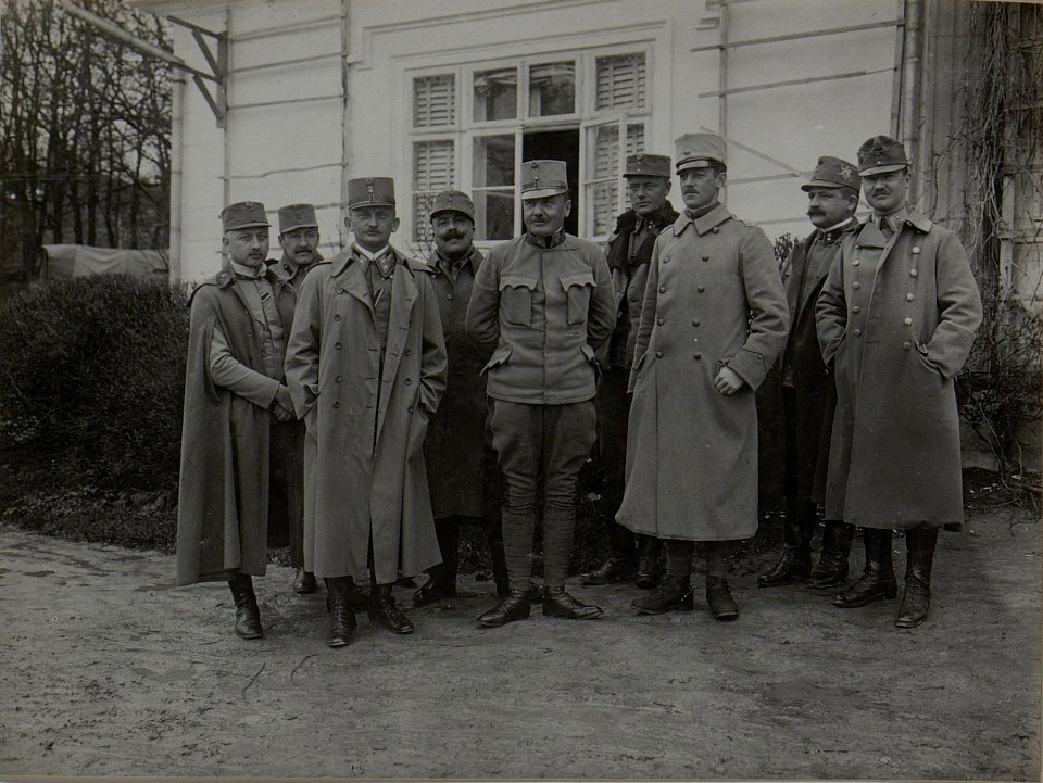 Generalstab der 12. ITD. mit einem schwedischen Hauptmann. (BildID 15450505)