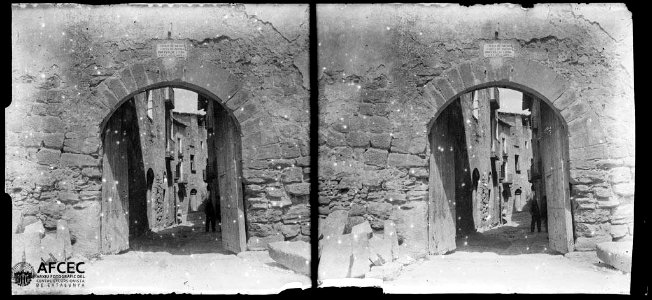 El portal de Llobera de Solsona amb un home al carrer d'entrada
