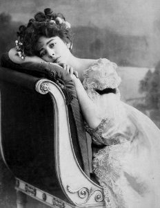 Geneviève Lantelme by Léopold-Émile Reutlinger - 004-b