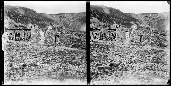 El refugi d'Ulldeter en construcció voltat de muntanyes