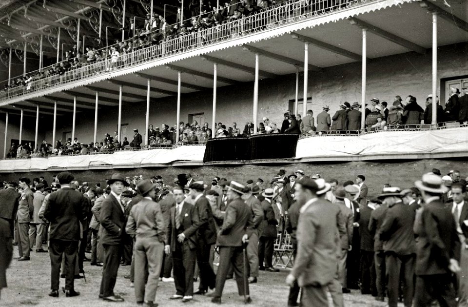 El rey Alfonso XIII y la reina Victoria Eugenia asisten al palco del frontón Jai Alai (1 de 3) - Fondo Car-Kutxa Fototeka