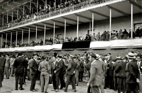 El rey Alfonso XIII y la reina Victoria Eugenia asisten al palco del frontón Jai Alai (1 de 3) - Fondo Car-Kutxa Fototeka