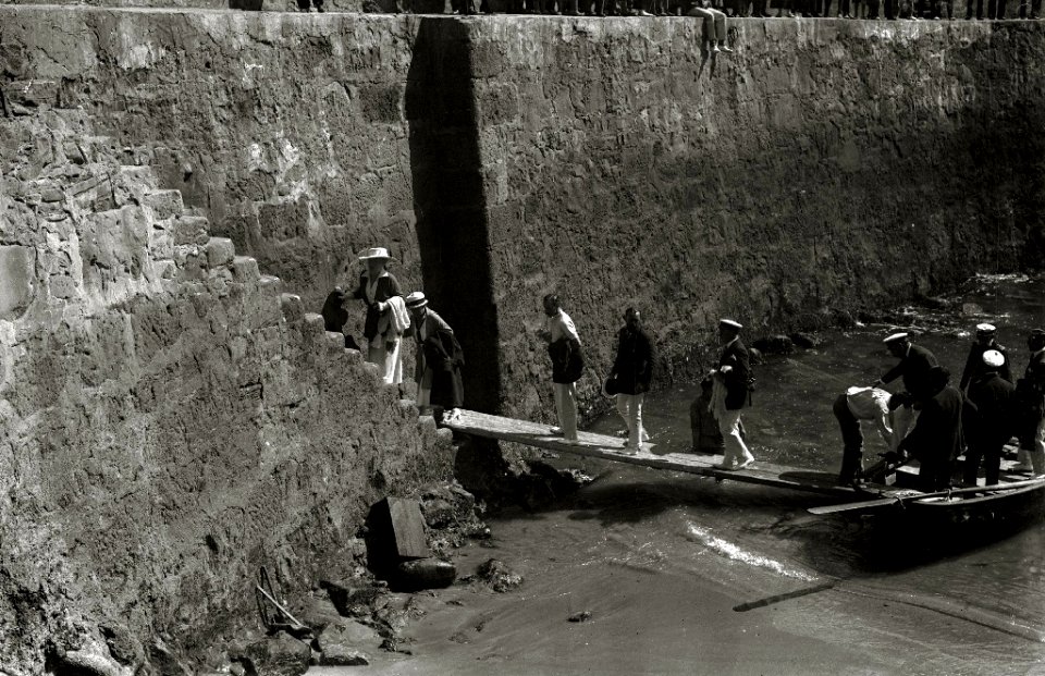 El rey Alfonso XIII y otros miembros de la Familia Real durante una visita a Zarautz (2 de 4) - Fondo Car-Kutxa Fototeka