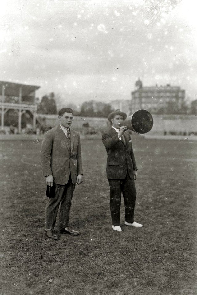 El púgil Paulino Uzcudun en el campo de fútbol de Atotxa (1 de 1) - Fondo Car-Kutxa Fototeka