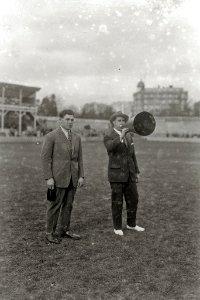 El púgil Paulino Uzcudun en el campo de fútbol de Atotxa (1 de 1) - Fondo Car-Kutxa Fototeka