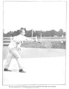 El rey jugando al Tennis en el Tiro de Pichón de La Granja, de Campúa, Nuevo Mundo, 19-07-1906