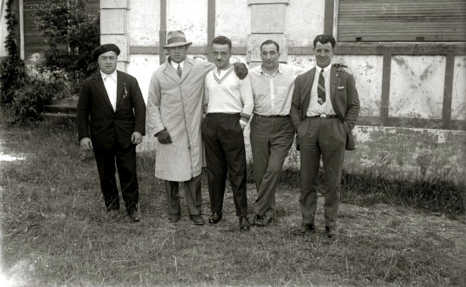 El púgil Paulino Uzcudun junto a un grupo de personas (3 de 3) - Fondo Car-Kutxa Fototeka
