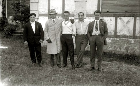El púgil Paulino Uzcudun junto a un grupo de personas (3 de 3) - Fondo Car-Kutxa Fototeka