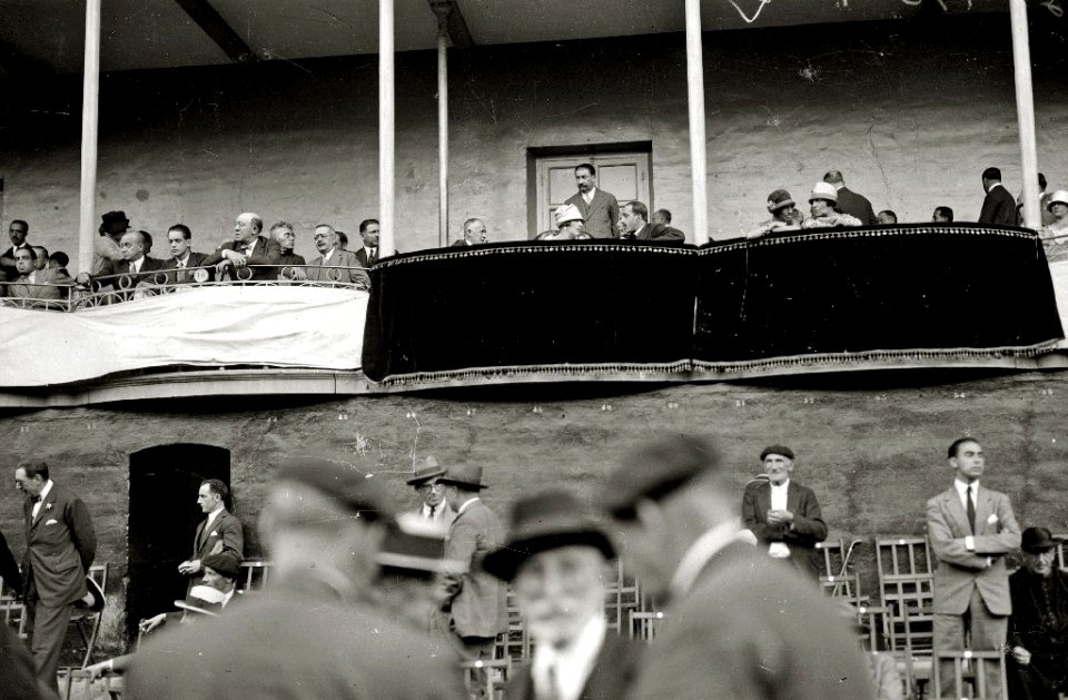 El rey Alfonso XIII y la reina Victoria Eugenia asisten al palco del frontón Jai Alai (2 de 3) - Fondo Car-Kutxa Fototeka