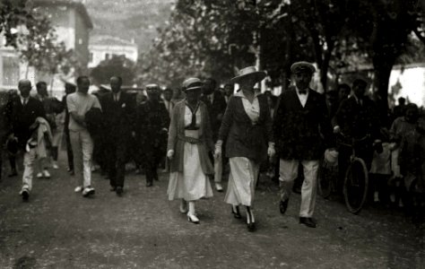 El rey Alfonso XIII y otros miembros de la Familia Real durante una visita a Zarautz (3 de 4) - Fondo Car-Kutxa Fototeka