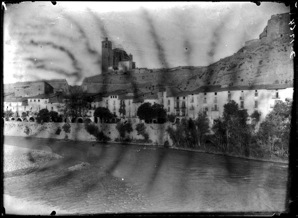 El riu Segre al seu pas per Balaguer . Al fons, el castell