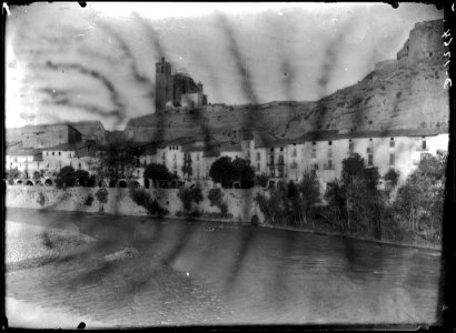 El riu Segre al seu pas per Balaguer . Al fons, el castell