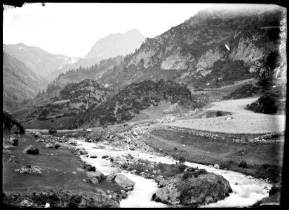El riu Aguas Limpias i la seva vall amb el pic d'Arriel al fons