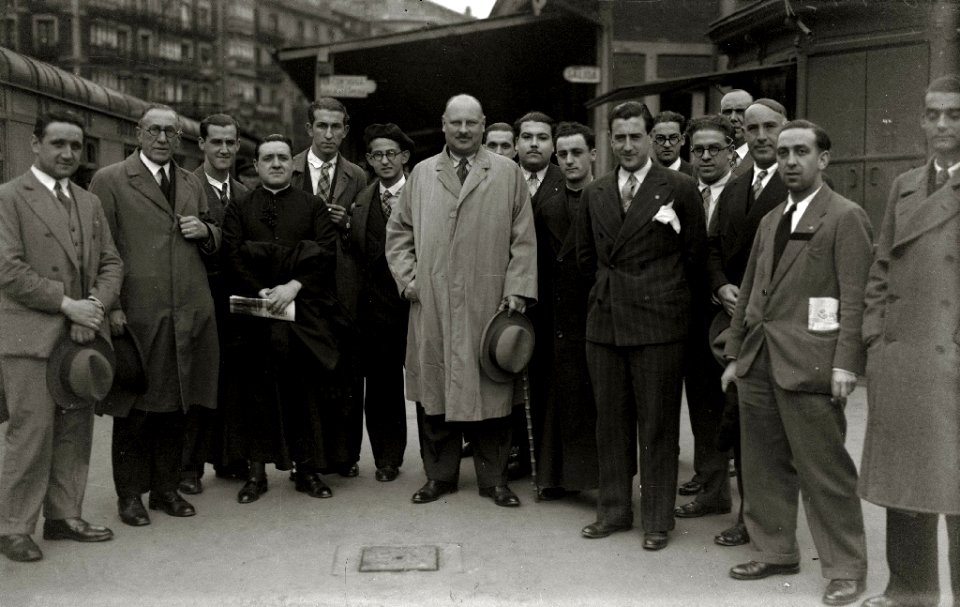 El sacerdote tolosarra José de Ariztimuño Olaso 'Aitzol' (1896-1936) con Ewald Ammende de Estonia y otras personas en la estación de Amara (1 de 1) - Fondo Car-Kutxa Fototeka