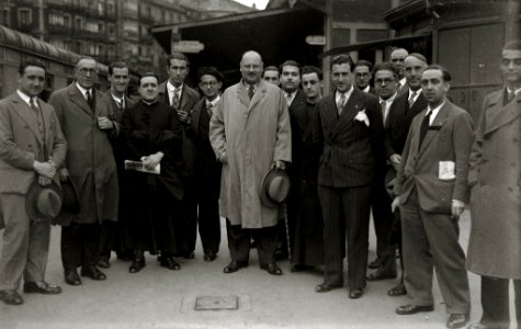 El sacerdote tolosarra José de Ariztimuño Olaso 'Aitzol' (1896-1936) con Ewald Ammende de Estonia y otras personas en la estación de Amara (1 de 1) - Fondo Car-Kutxa Fototeka