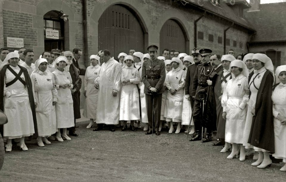 El rey Alfonso XIII junto a un grupo de enfermeras en el palacio de Miramar habilitado como hospital durante la guerra de África (1 de 2) - Fondo Car-Kutxa Fototeka