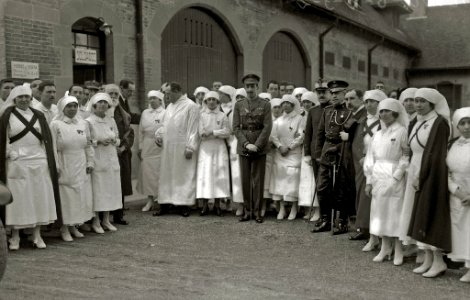 El rey Alfonso XIII junto a un grupo de enfermeras en el palacio de Miramar habilitado como hospital durante la guerra de África (1 de 2) - Fondo Car-Kutxa Fototeka