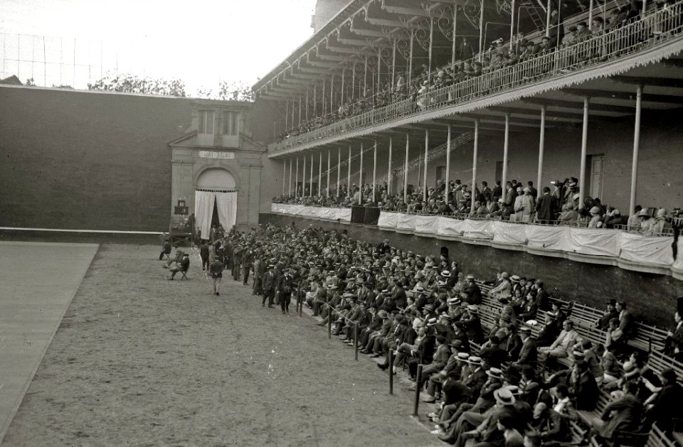El rey Alfonso XIII y la reina Victoria Eugenia asisten al palco del frontón Jai Alai (3 de 3) - Fondo Car-Kutxa Fototeka