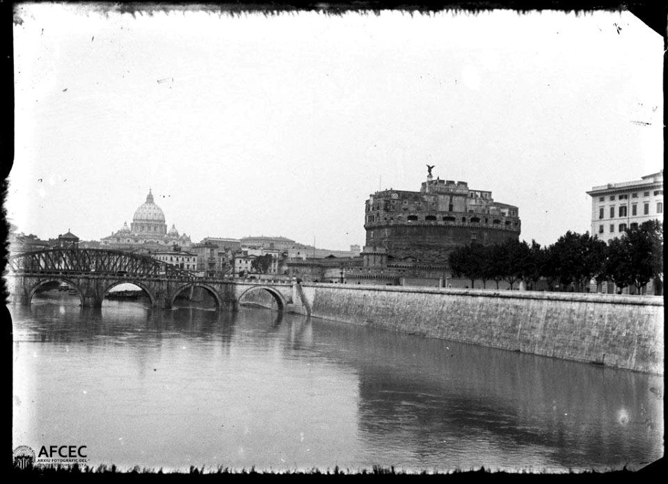 El riu Tíber amb un pont, el castell de Sant'Angello i al fons la cúpula de Sant Pere
